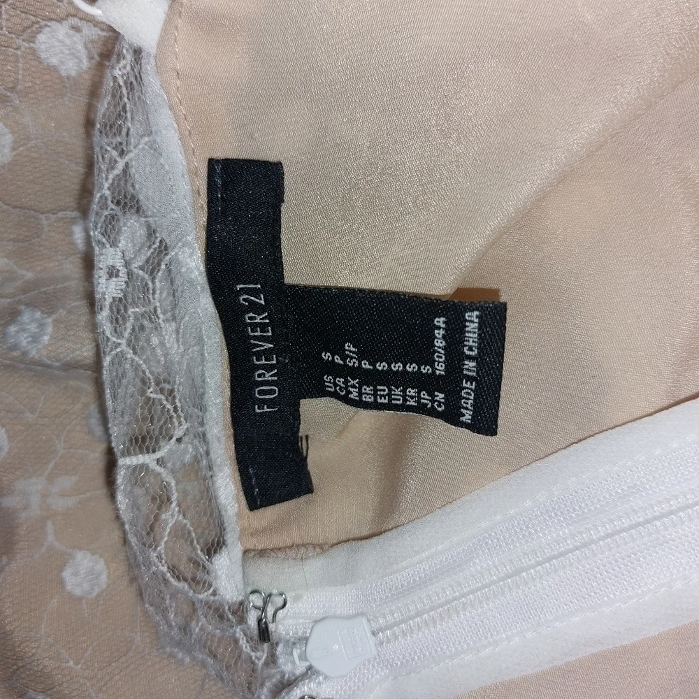 FOREVER 21 LADIES RUFFLED DRESS-S